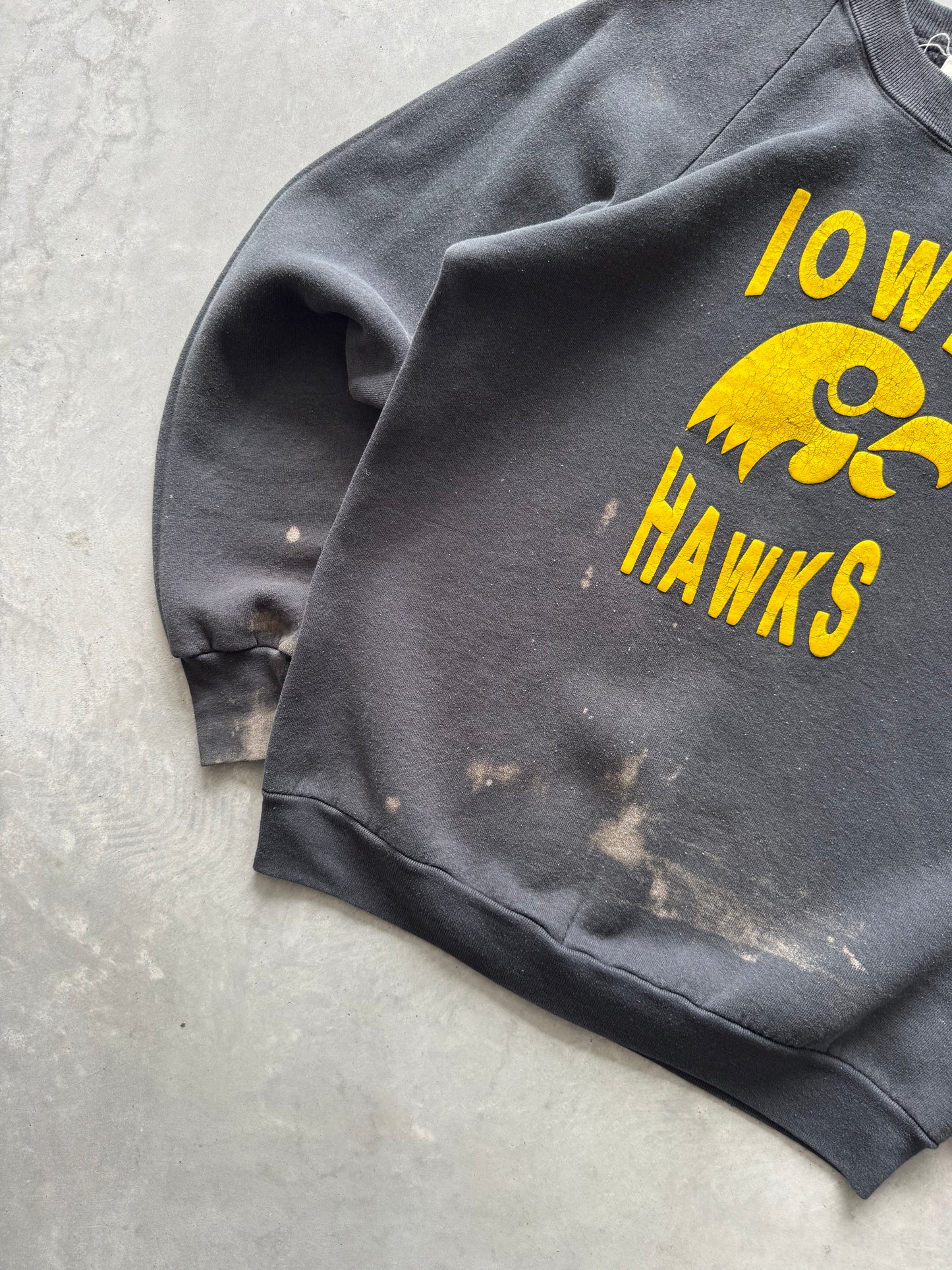 Vintage 1980s Iowa Hawks Sweatshirt - L