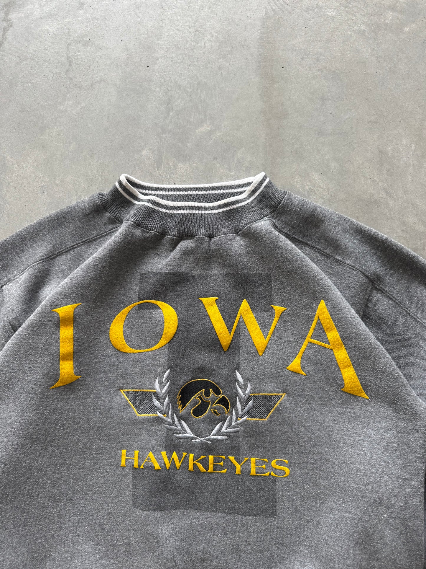 Vintage Iowa Hawkeyes Sweatshirt - M