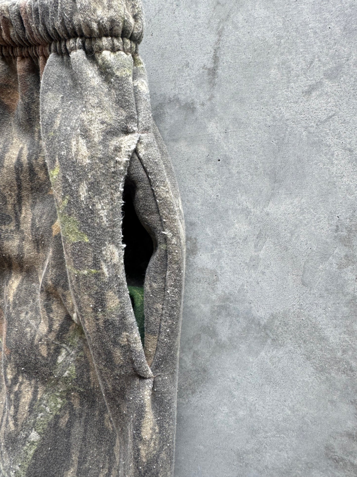 Vintage Jerzees Outdoors Camo Sweatpants - L
