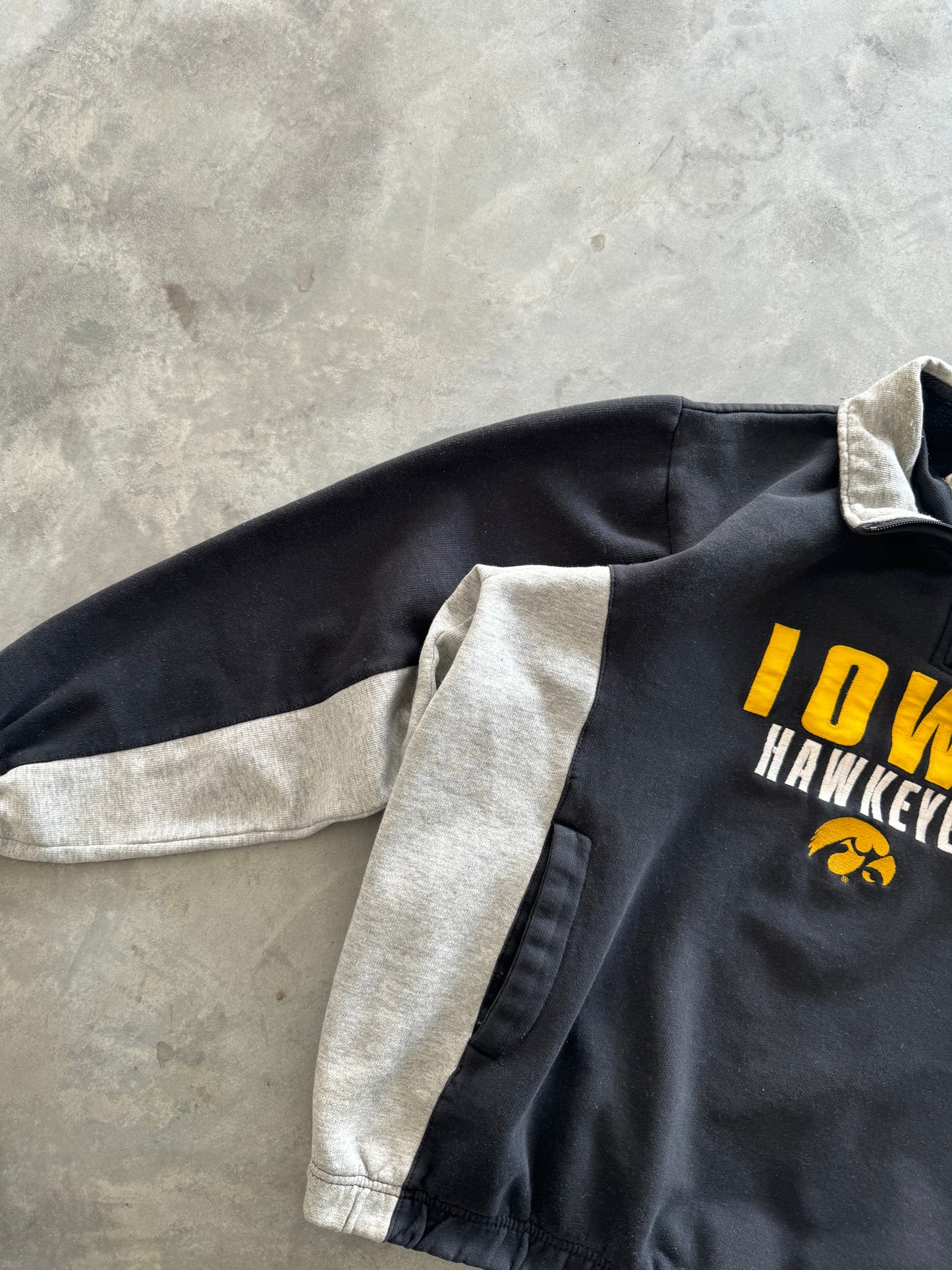 Vintage Iowa Hawkeyes Sweatshirt - L