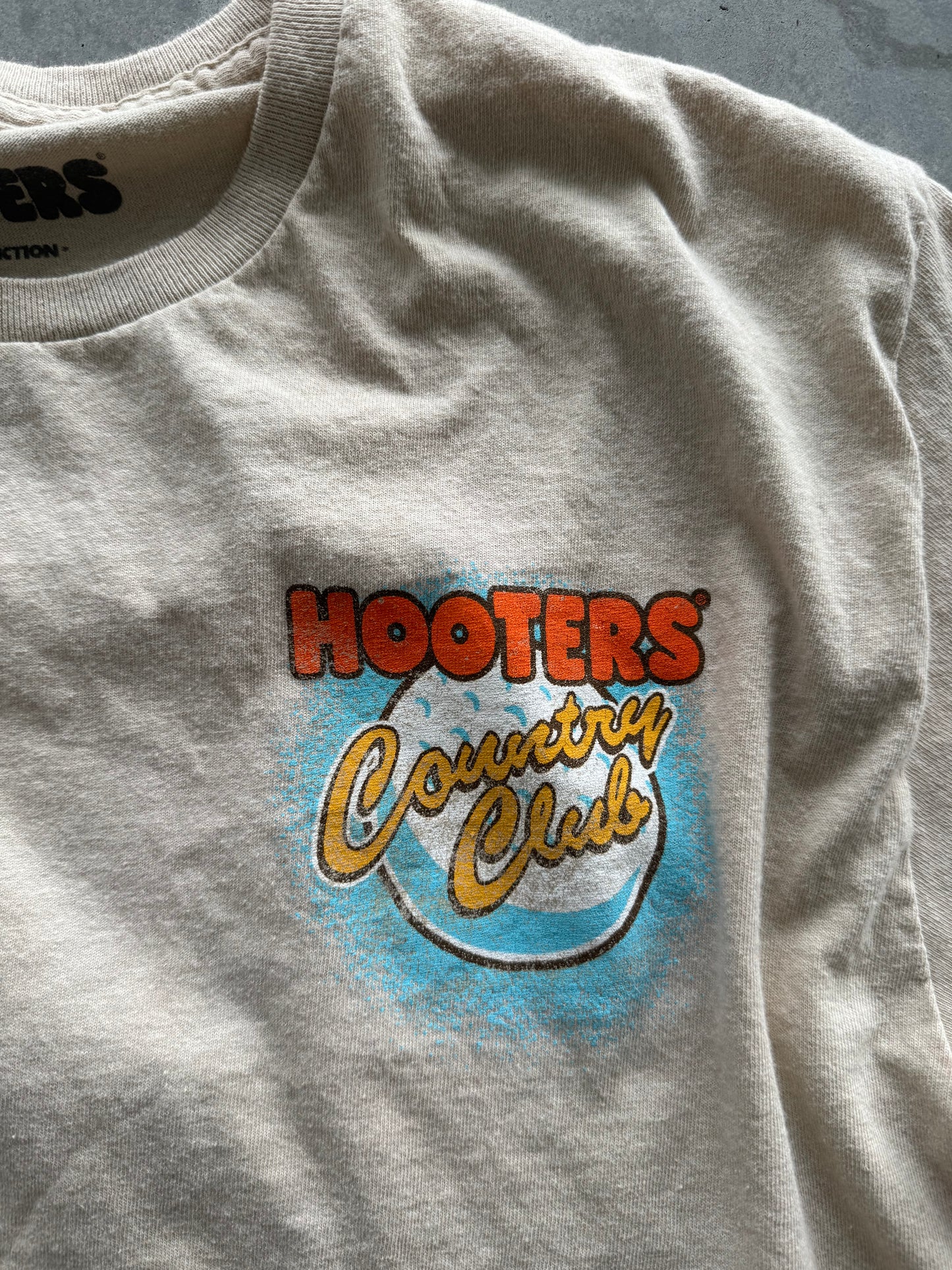 Hooters Country Club Tee - M