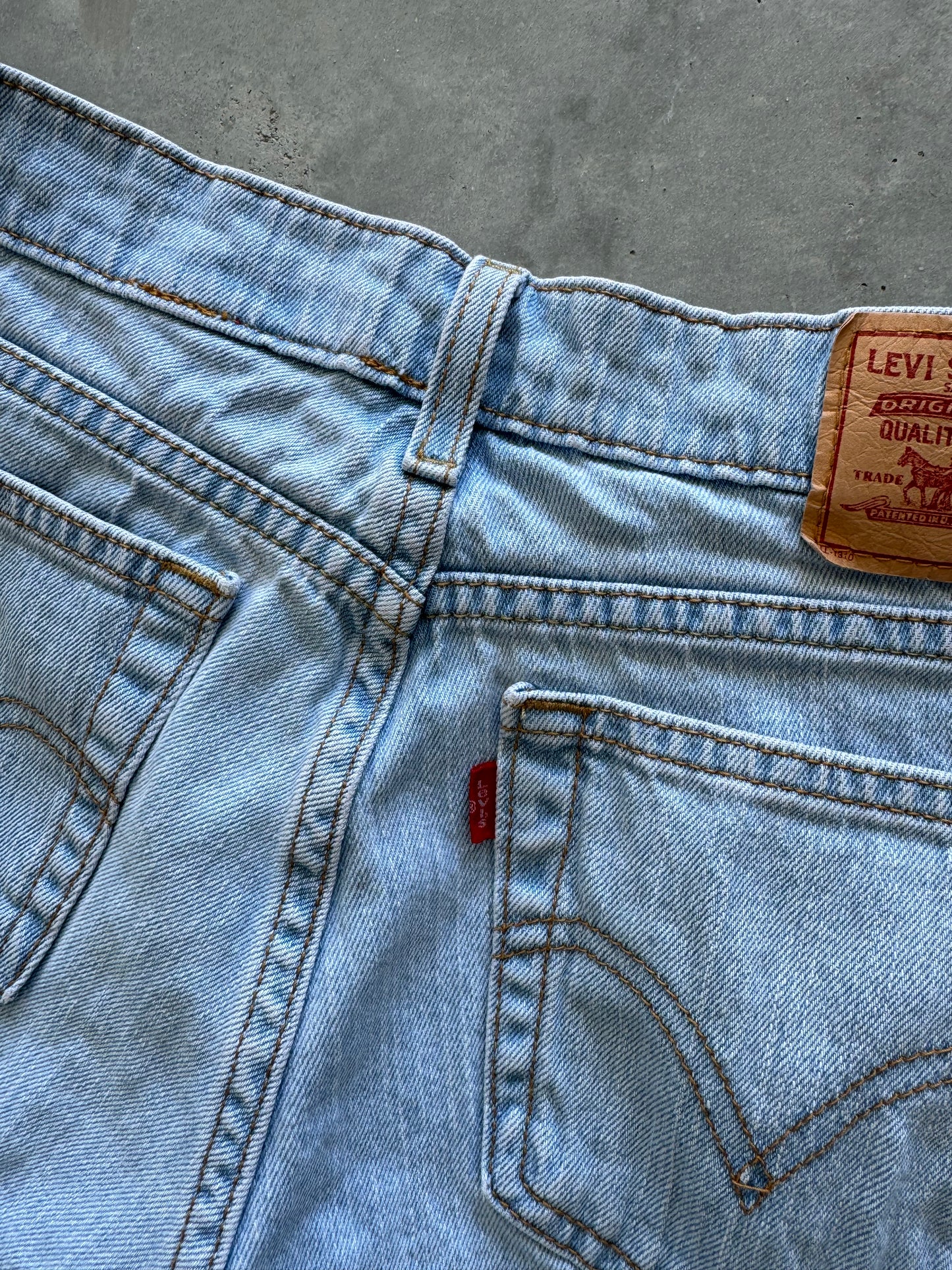 Levi’s Light Wash Denim Shorts - 32x6