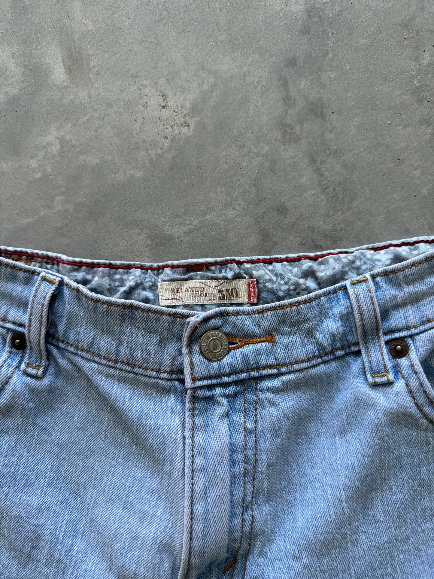 Levi’s Light Wash Denim Shorts - 32x6