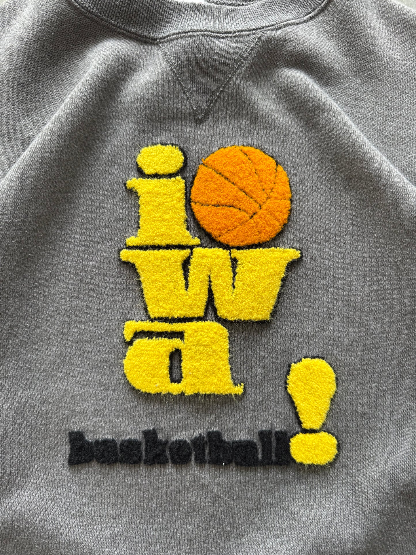 Vintage Iowa Hawkeyes Basketball Sweatshirt - L