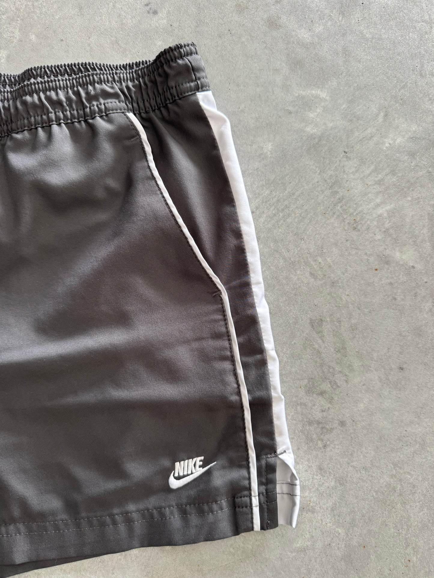 Vintage 00s Nike Track Shorts - S