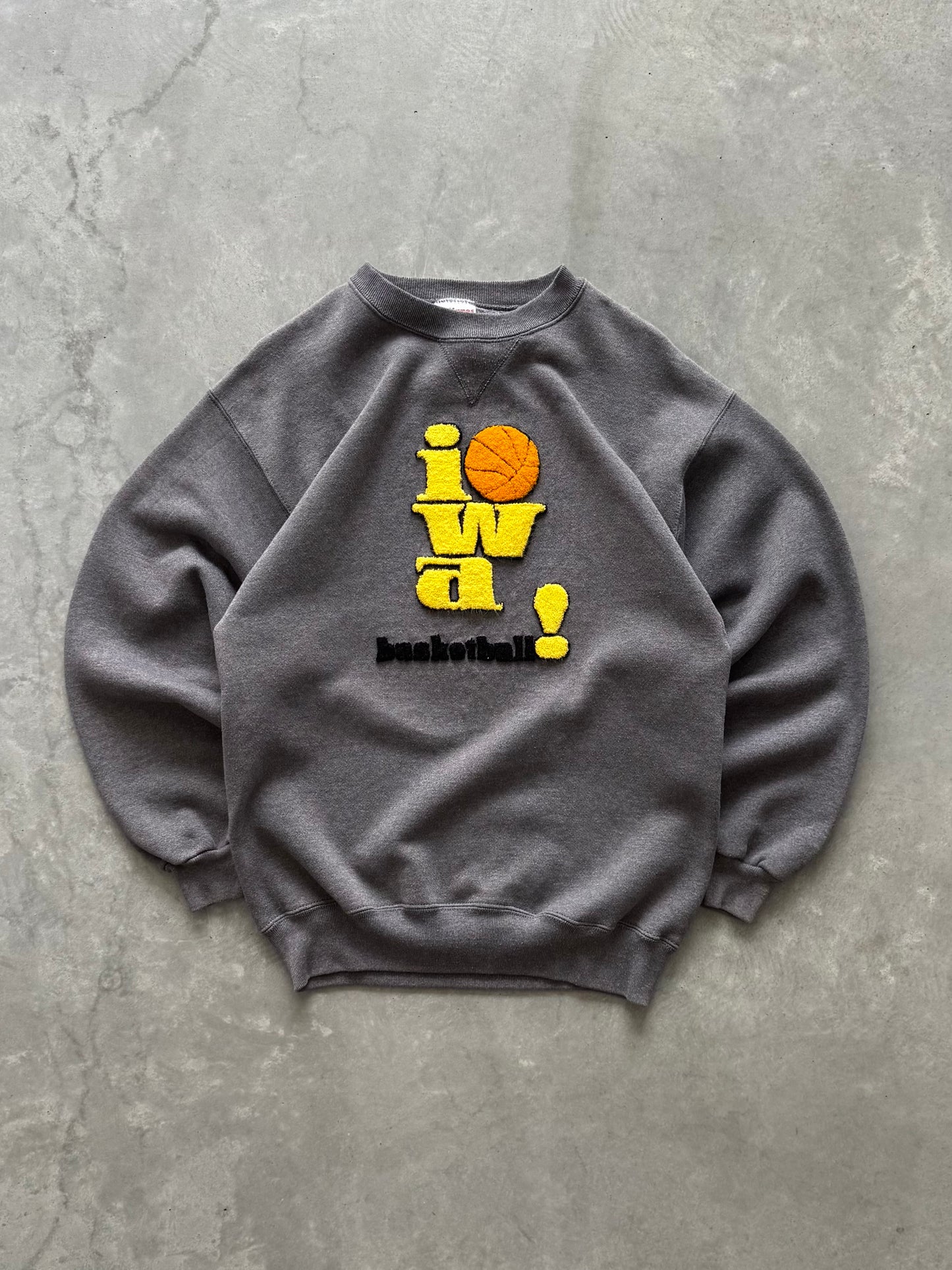 Vintage Iowa Hawkeyes Basketball Sweatshirt - L