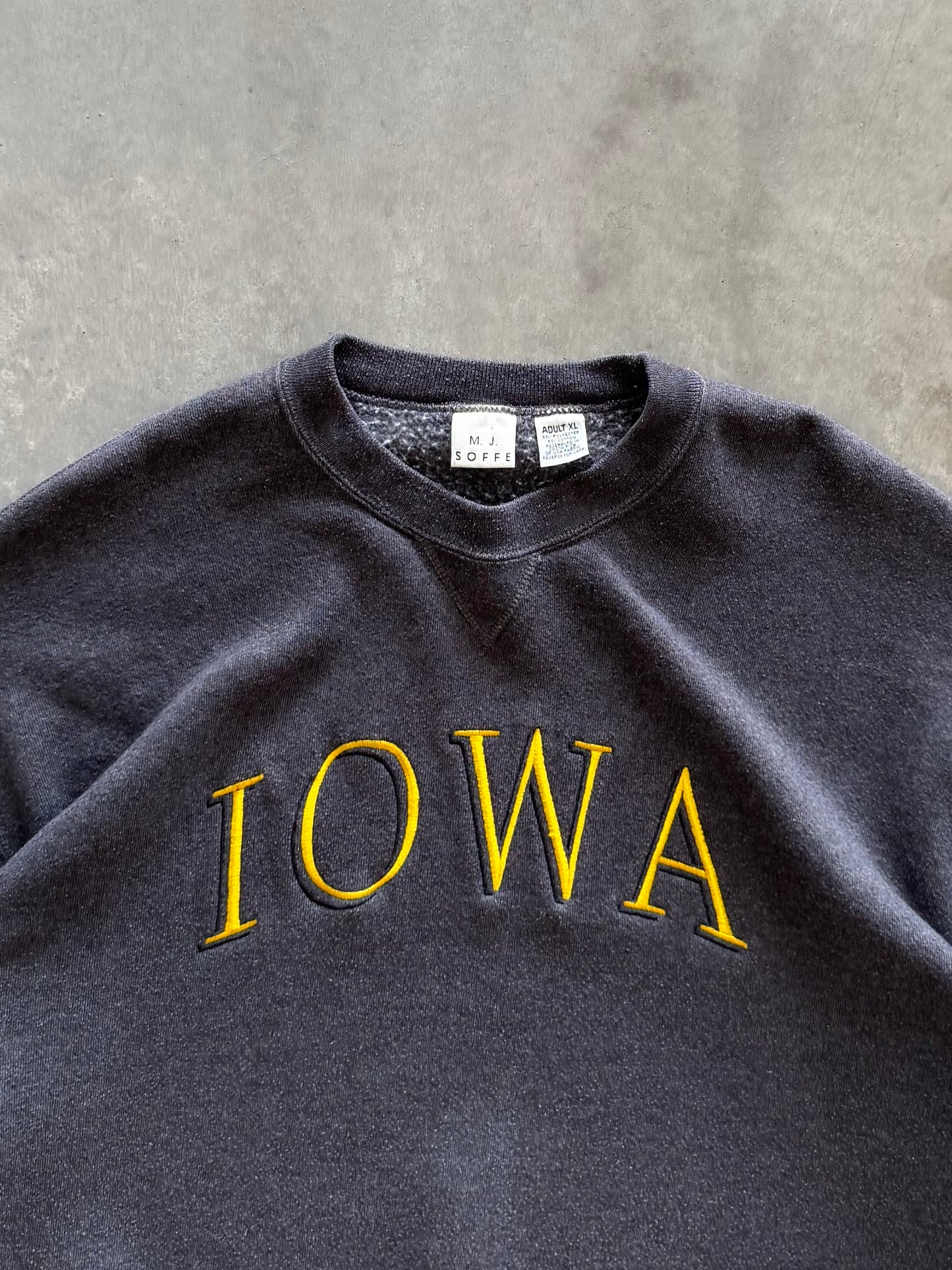 Vintage Iowa Hawkeyes Sweatshirt - XL
