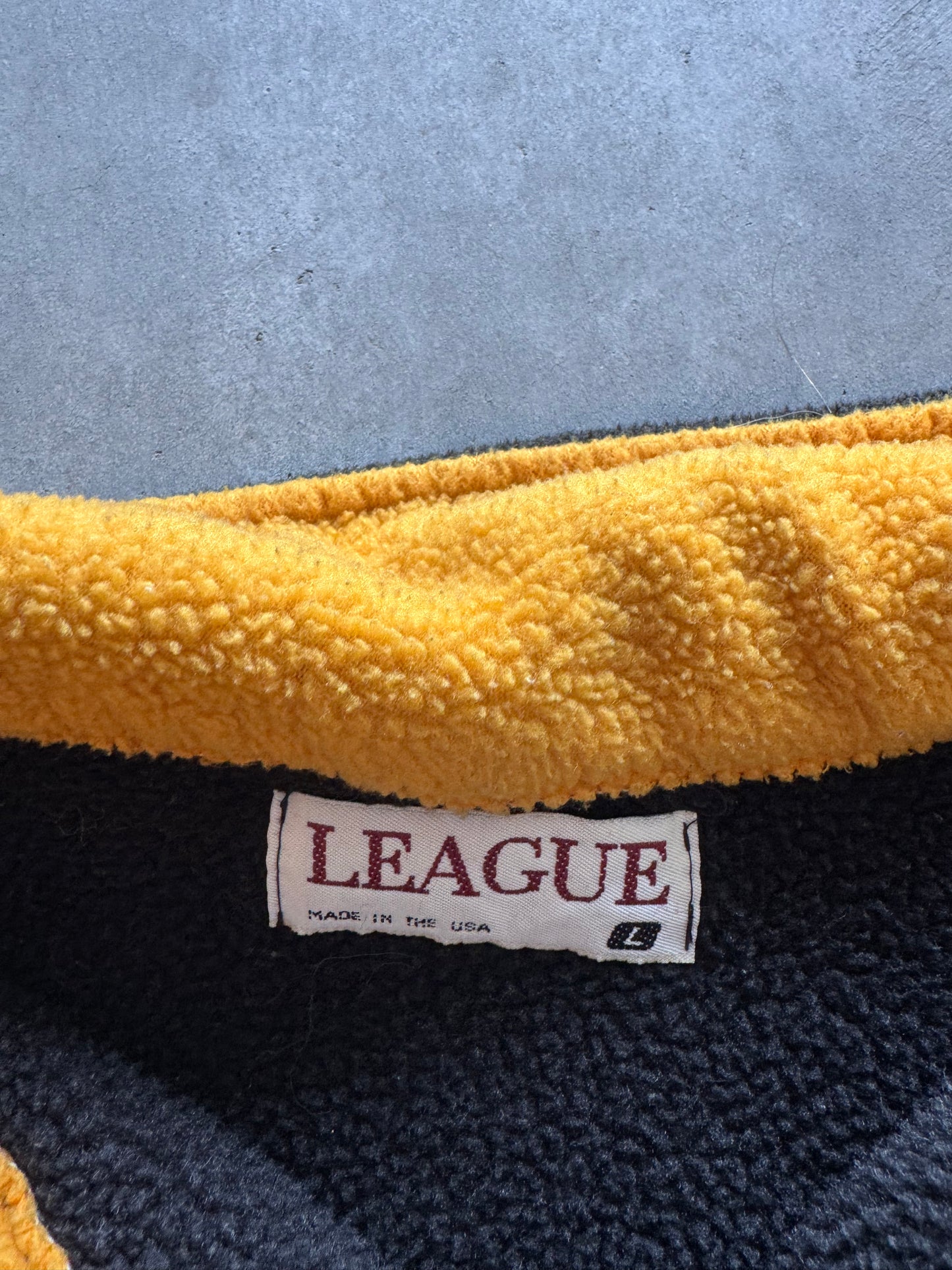 Vintage Iowa Hawkeyes Fleece Sweatshirt - L