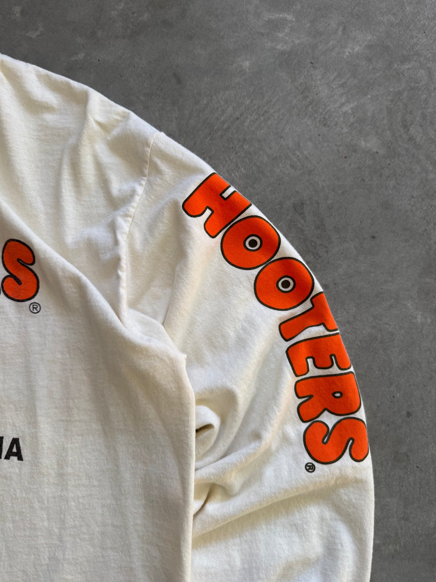 Vintage Hooters Long Sleeve Tee - L