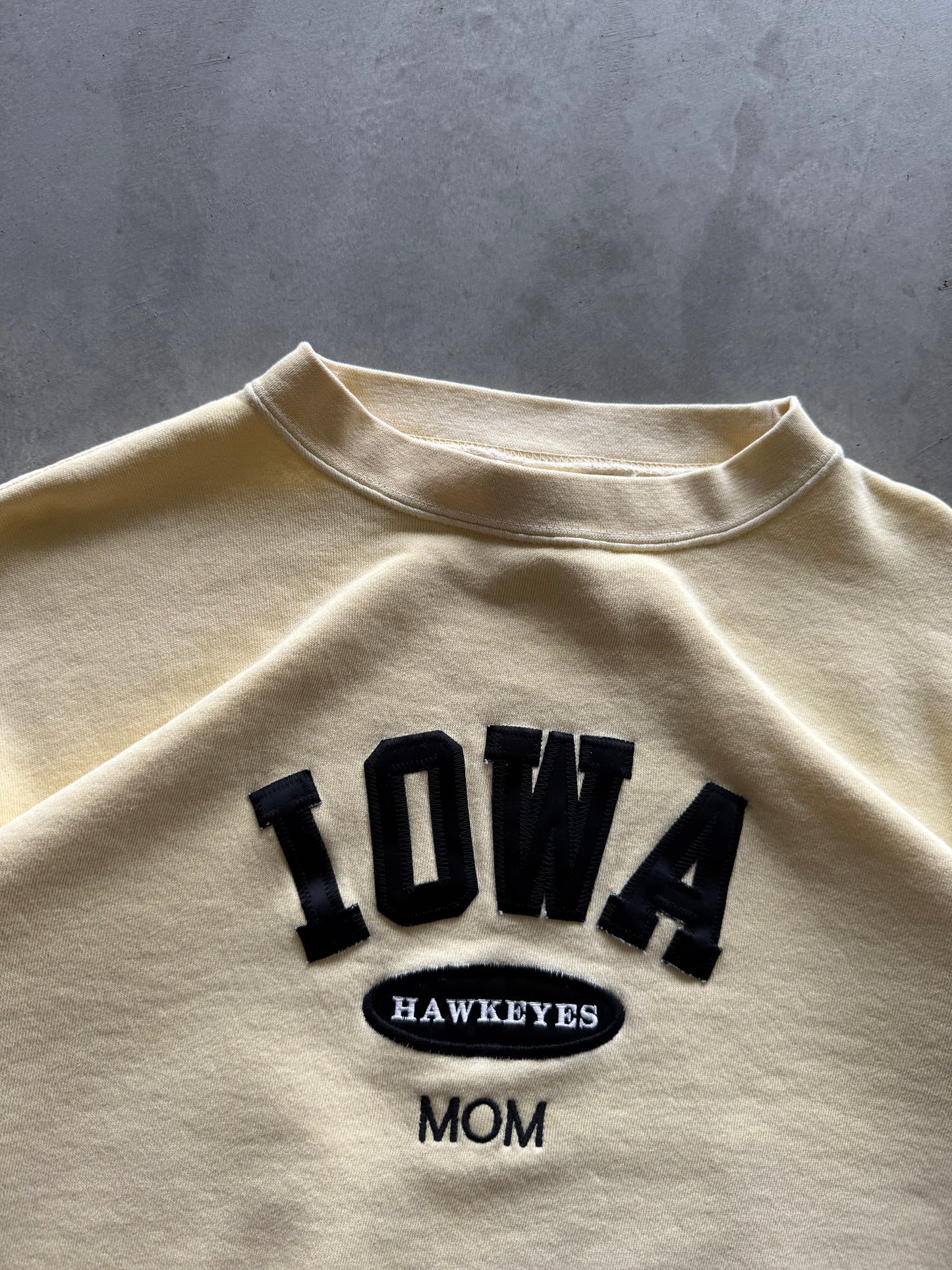 Vintage 90s Iowa Hawkeyes Mom Sweatshirt - M