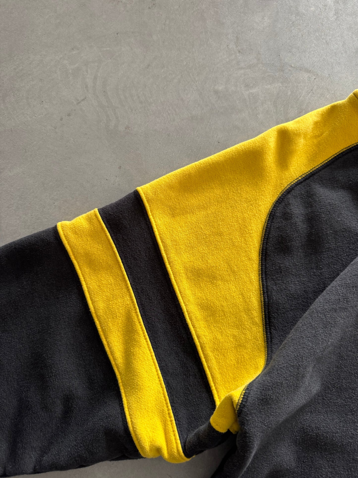 Vintage Iowa Hawkeyes Sweatshirt - M