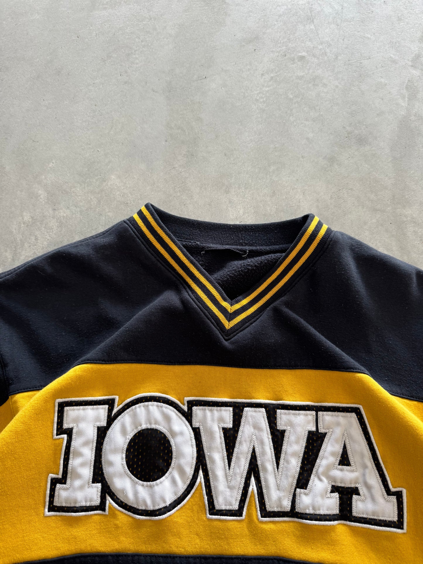 Vintage Iowa Hawkeyes Sweatshirt - L