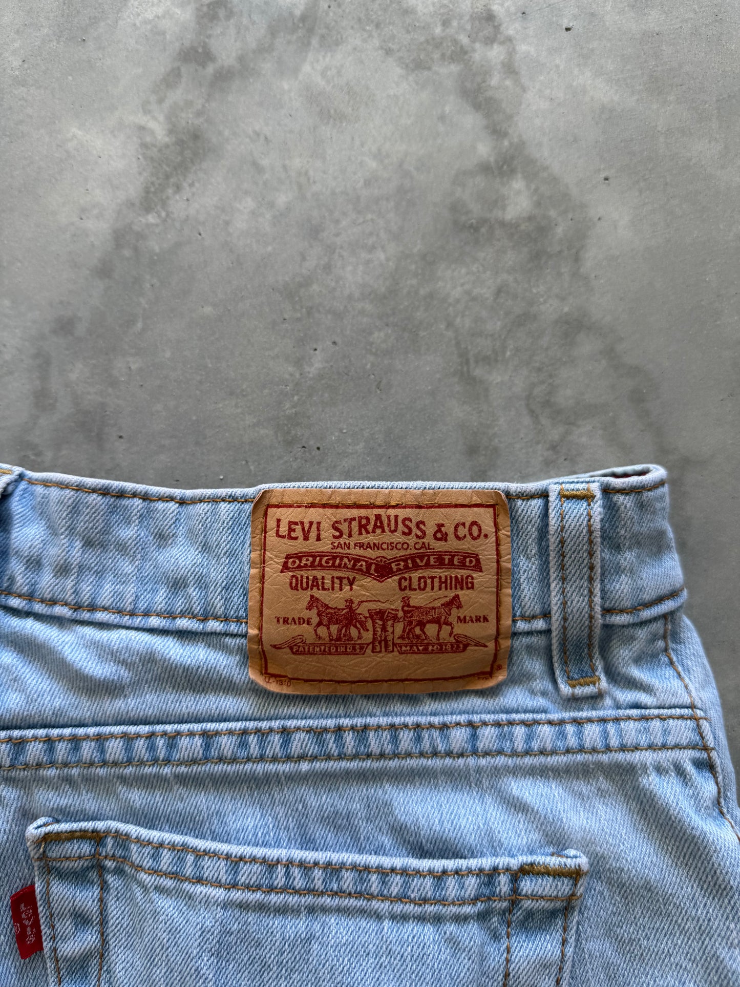Levi’s Light Wash Denim Shorts - 32x6